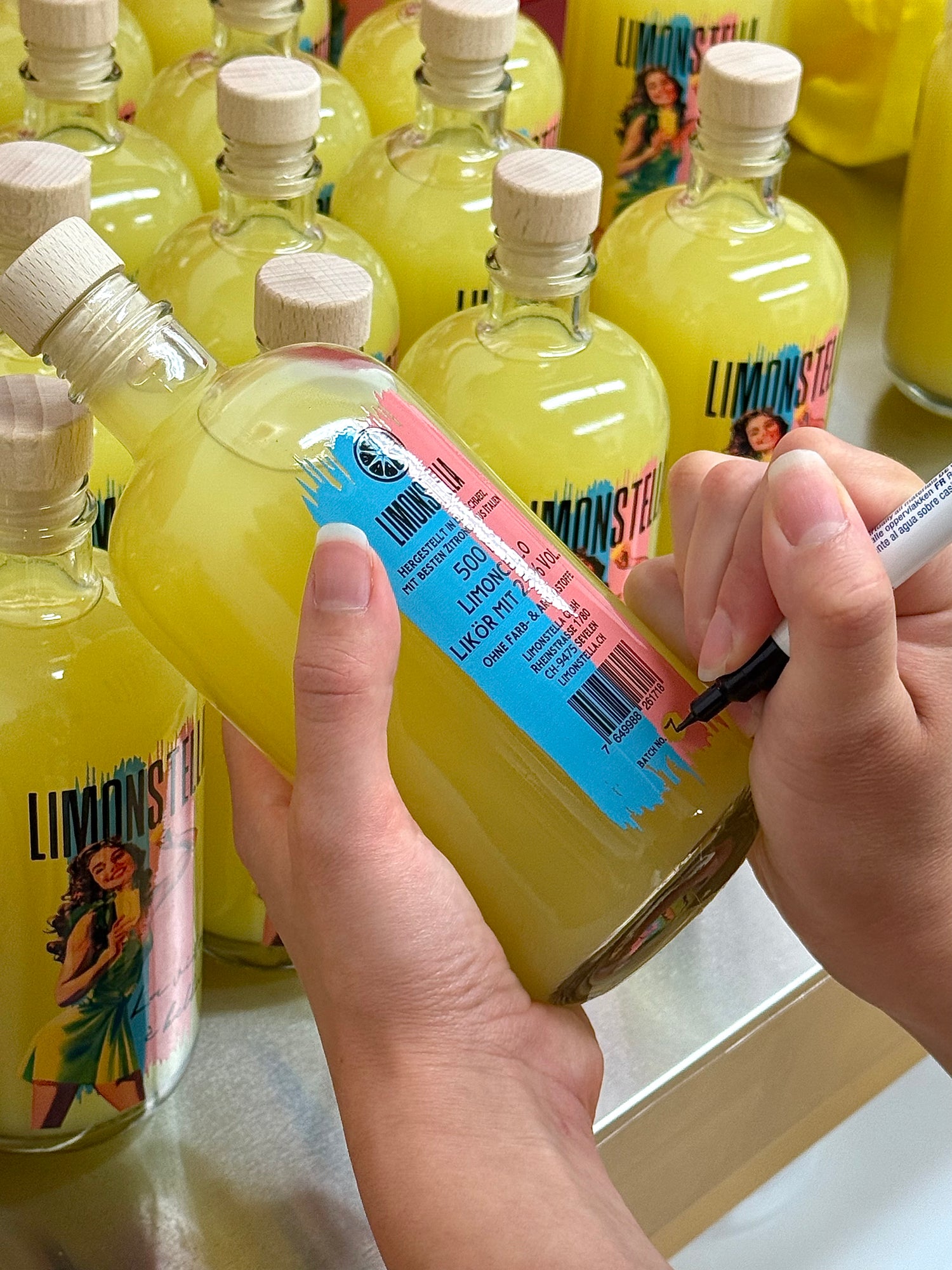 Limoncello Flaschen werden beschriftet