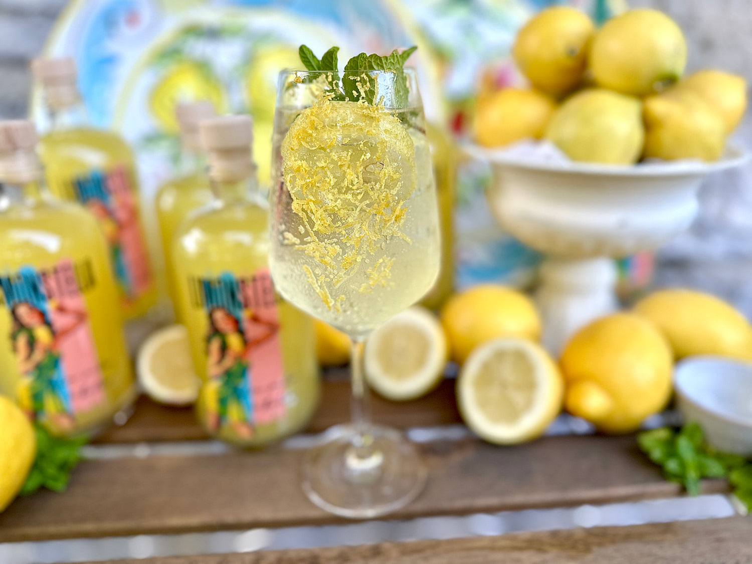 Limoncello Spritz - Aperitiv im Glas mit Limonello, Prosecco, Eis, Minze und Zitrone