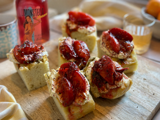 Amoro Pfirsich Focaccia Schnitten mit Thymian-Ricottacreme und karamellisierten Pfirsichen