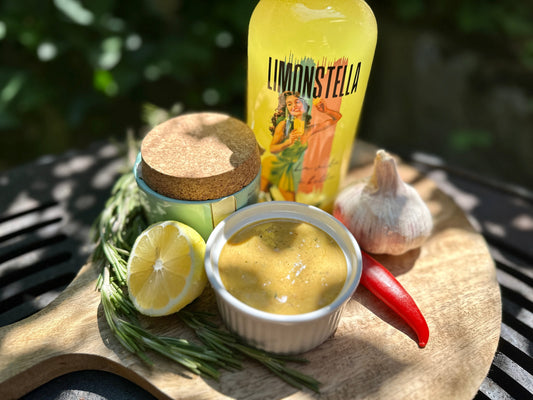 Stellas Signature Grillmarinade mit Limonstella, Zitrone, Knoblauch, Chili und Kräutern