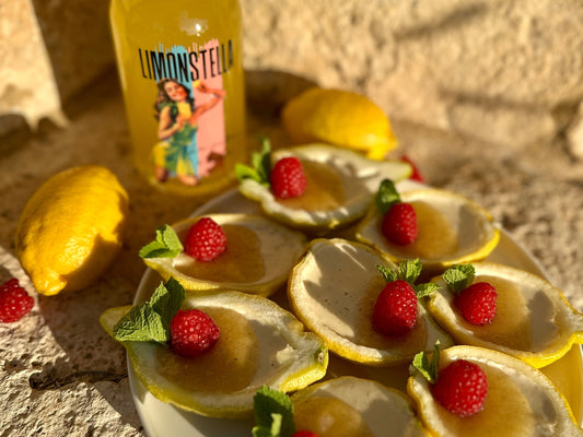 Panna Cotta in Zitronenschalen mit Limonstella-Zitronenkompott, Himbeeren und Minze