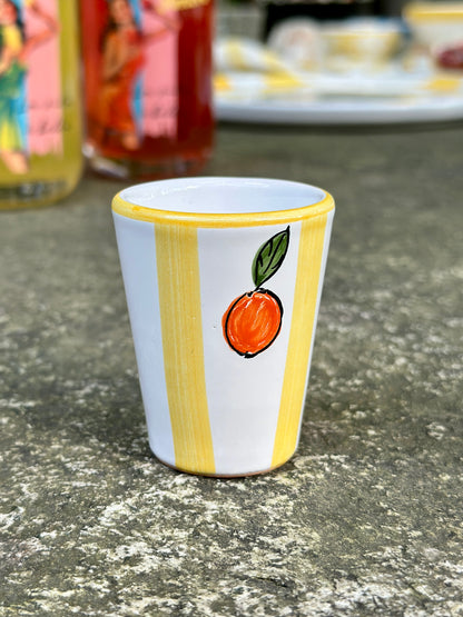 Handbemalter Keramikbecher aus Sizilien, gelb-weiss gestreift mit Orangendekor
