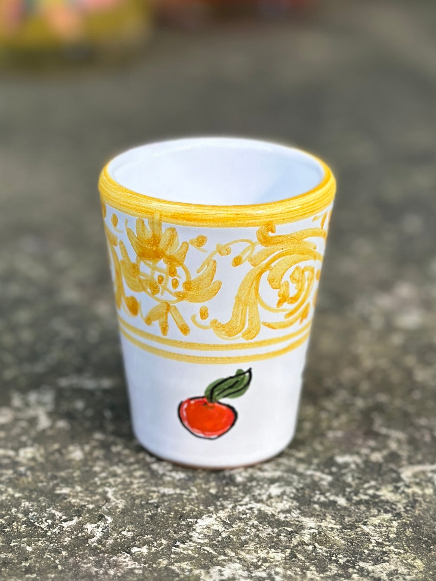 Handbemalter sizilianischer Keramikbecher in weiss, mit gelben Ornamenten und Orangendekor