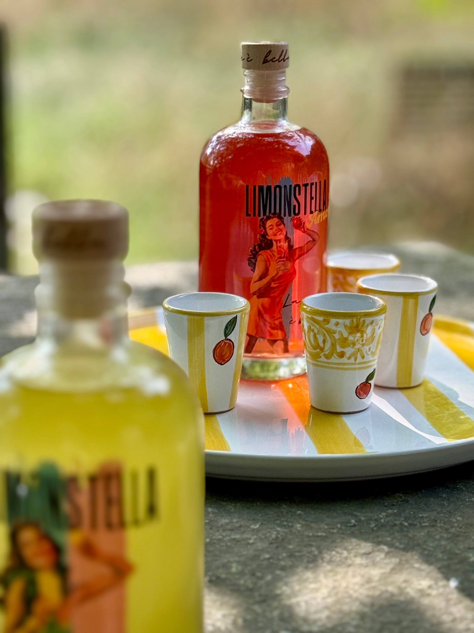 Vier handbemalte Keramikbecher in gelb-weiss mit Orangendekor als Shotbecher mit Blutorangenlikör und Limoncello