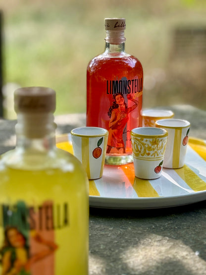 Vier handbemalte Keramikbecher in gelb-weiss mit Orangendekor als Shotbecher mit Blutorangenlikör und Limoncello