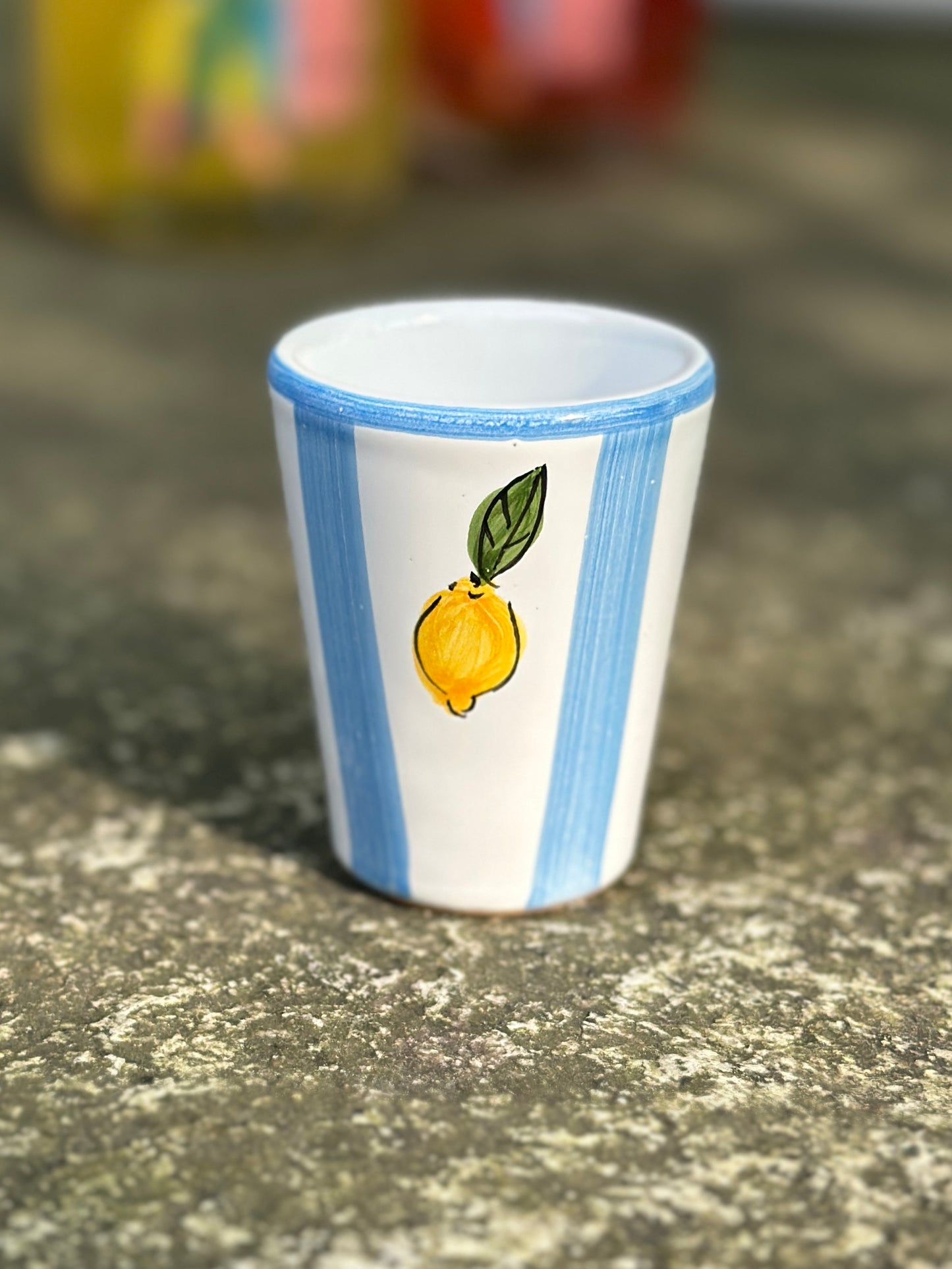 Handbemalter sizilianischer Keramikbecher, blau-weiss gestreift mit Zitronendekor