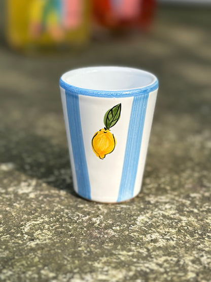 Handbemalter sizilianischer Keramikbecher, blau-weiss gestreift mit Zitronendekor