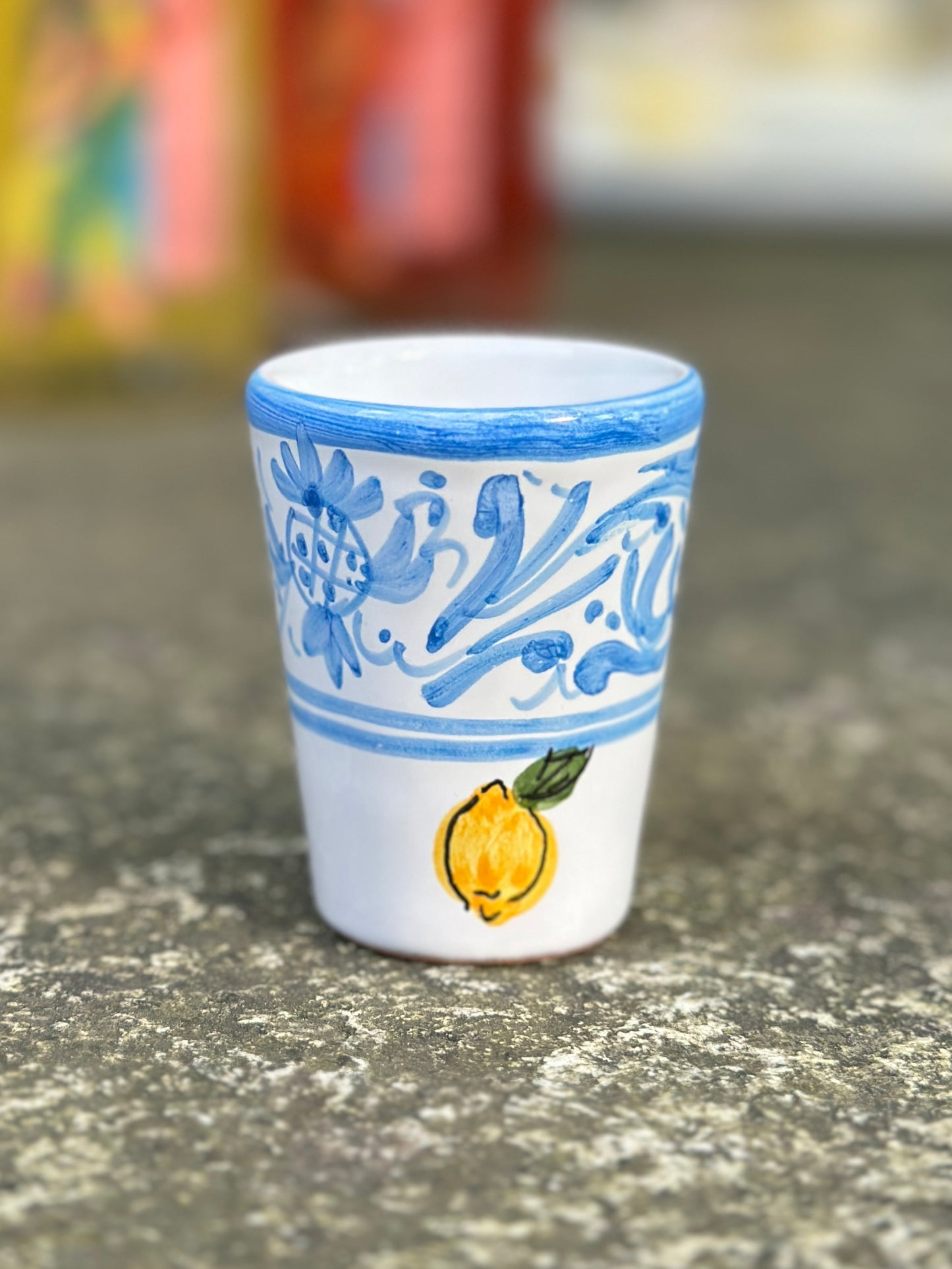 Handbemalter Keramikbecher in weiss mit blauen Ornamenten und Zitronendekor