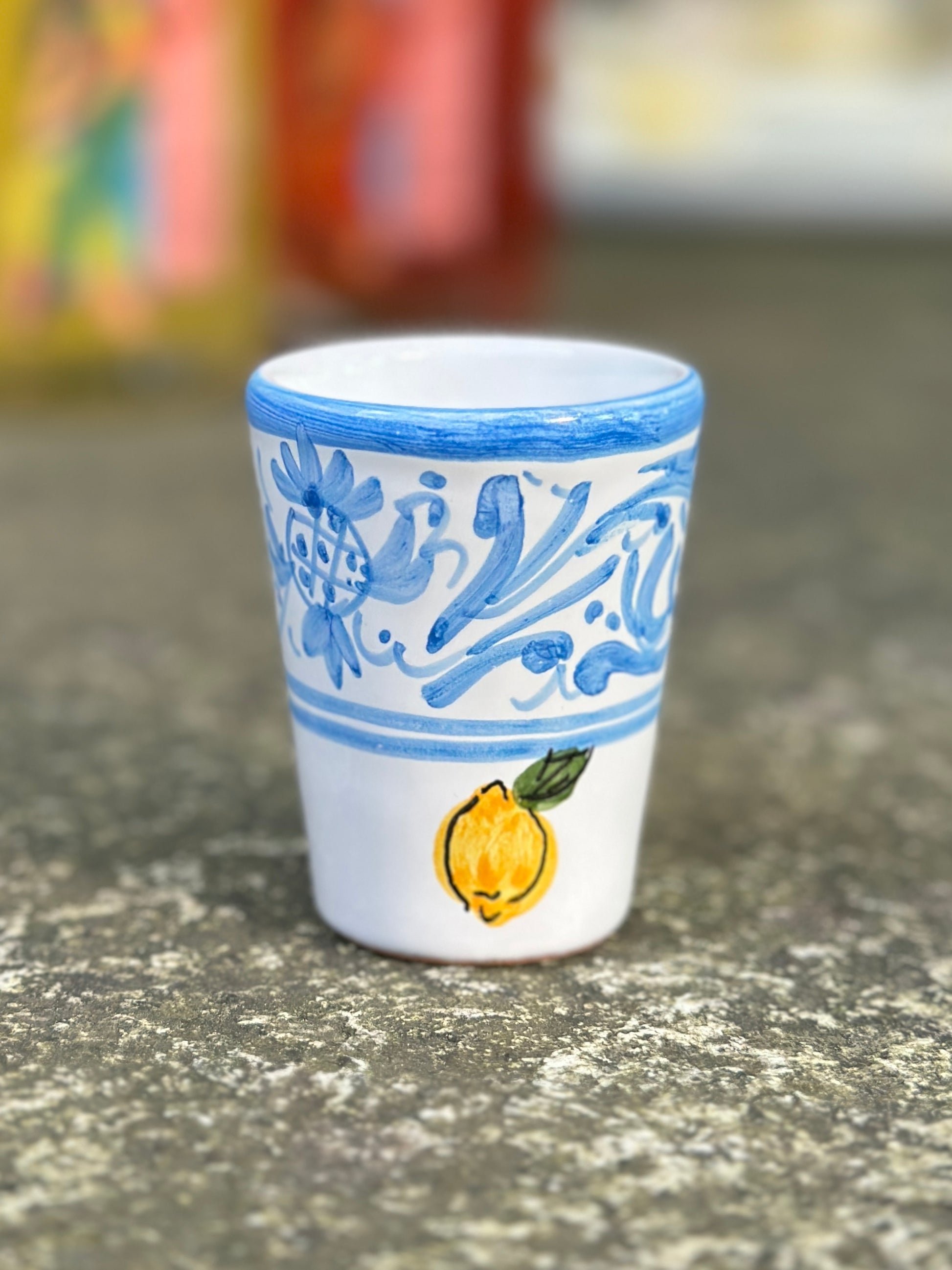 Handbemalter Keramikbecher in weiss mit blauen Ornamenten und Zitronendekor