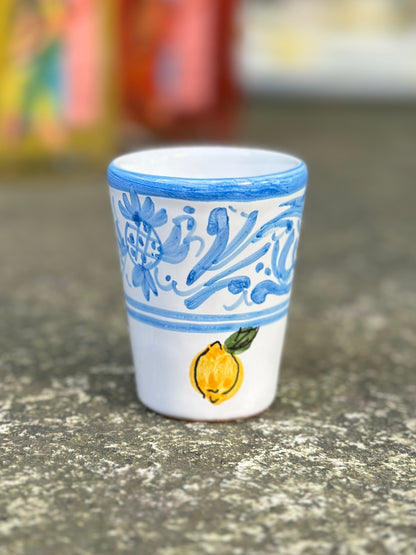 Handbemalter Keramikbecher in weiss mit blauen Ornamenten und Zitronendekor