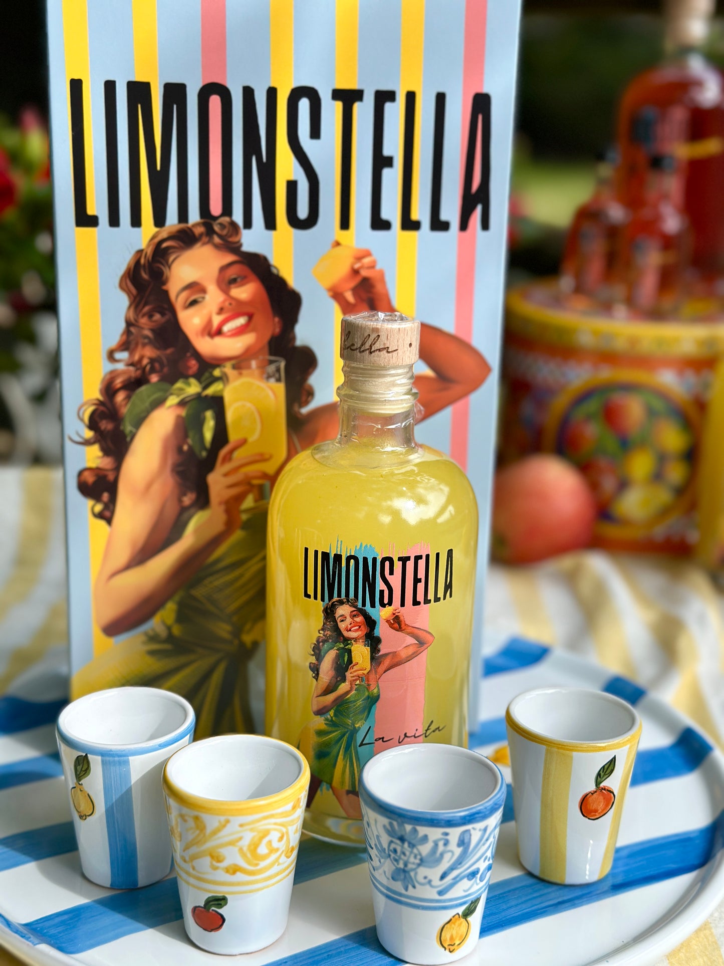 Limonstella Geschenkset mit 500 ml Limoncello, vier Keramikbechern und farbenfroher Geschenkbox