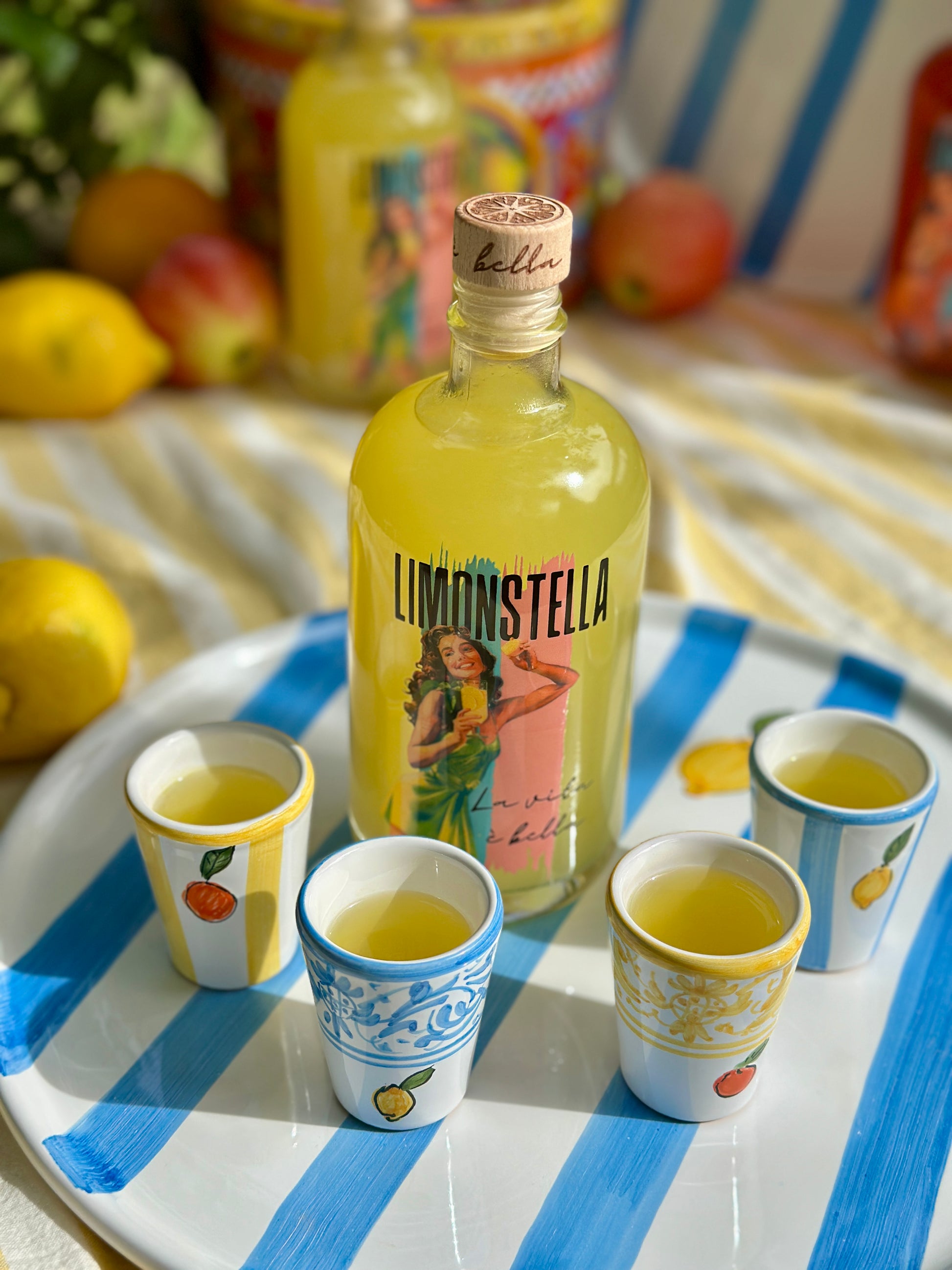 Limonstella Geschenkset mit Schweizer Limoncello und vier mediterranen Keramikbechern
