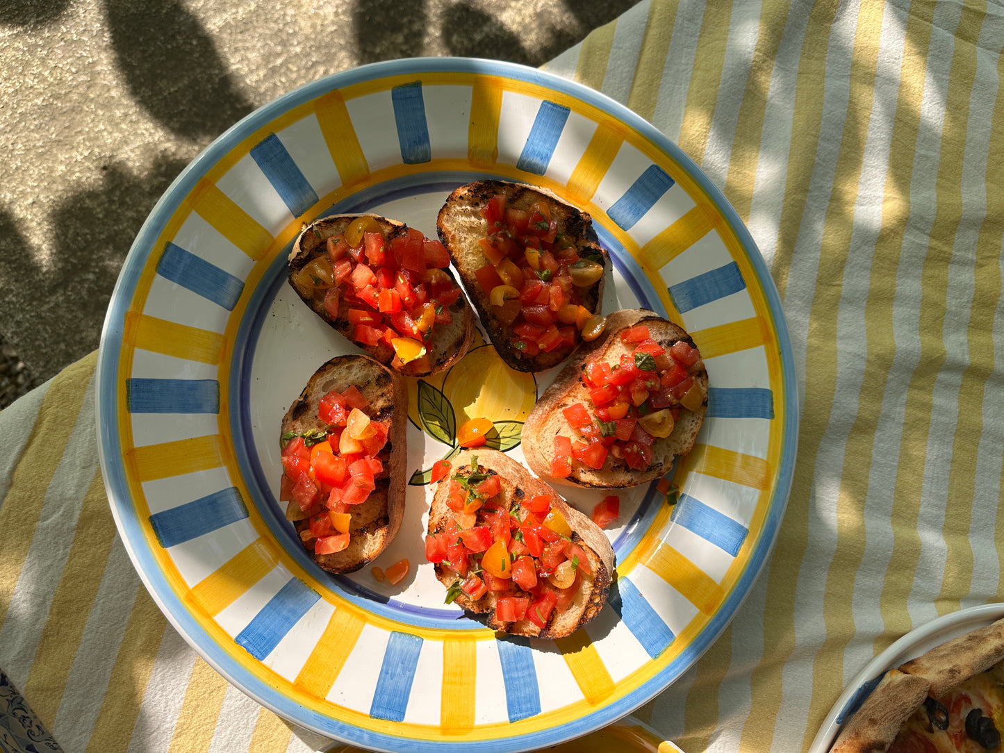 Servierschüssel Limone mit sommerlichen Tomaten Bruschette