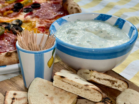 Handbemalter Keramikbecher blau-weiss gestreift mit Zitronendekor, als Zahnstocherhalter