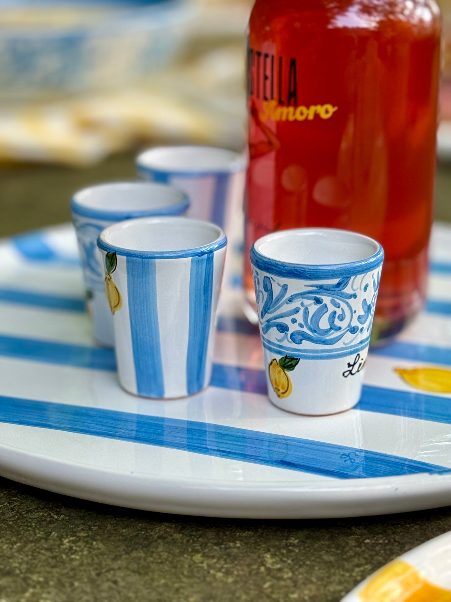 Handbemalte sizilianische Keramikbecher in blau-weiss mit Zitronendekor als Shotbecher