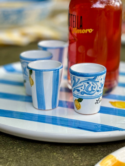 Handbemalte sizilianische Keramikbecher in blau-weiss mit Zitronendekor als Shotbecher