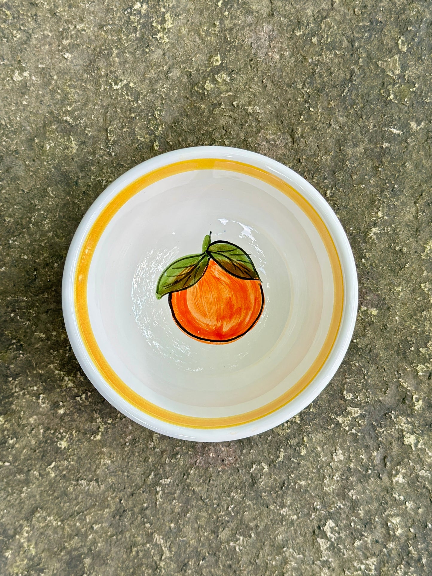 Kleine handbemalte siziliansiche Keramikschüssel mit gelbem Rand und Orangendekor