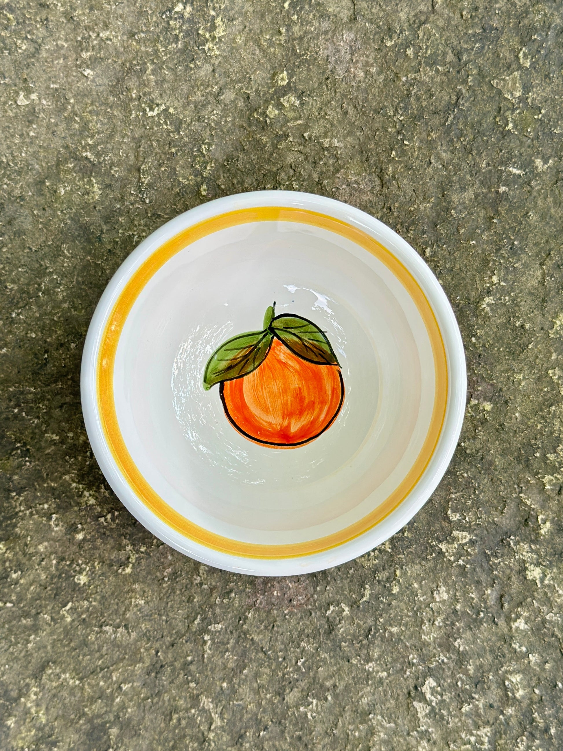 Kleine handbemalte siziliansiche Keramikschüssel mit gelbem Rand und Orangendekor
