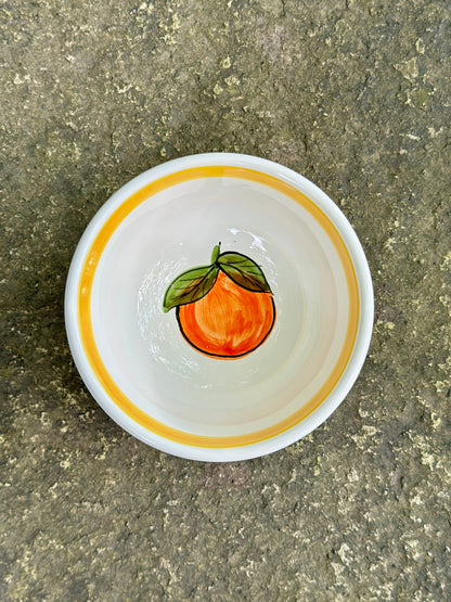 Kleine handbemalte siziliansiche Keramikschüssel mit gelbem Rand und Orangendekor