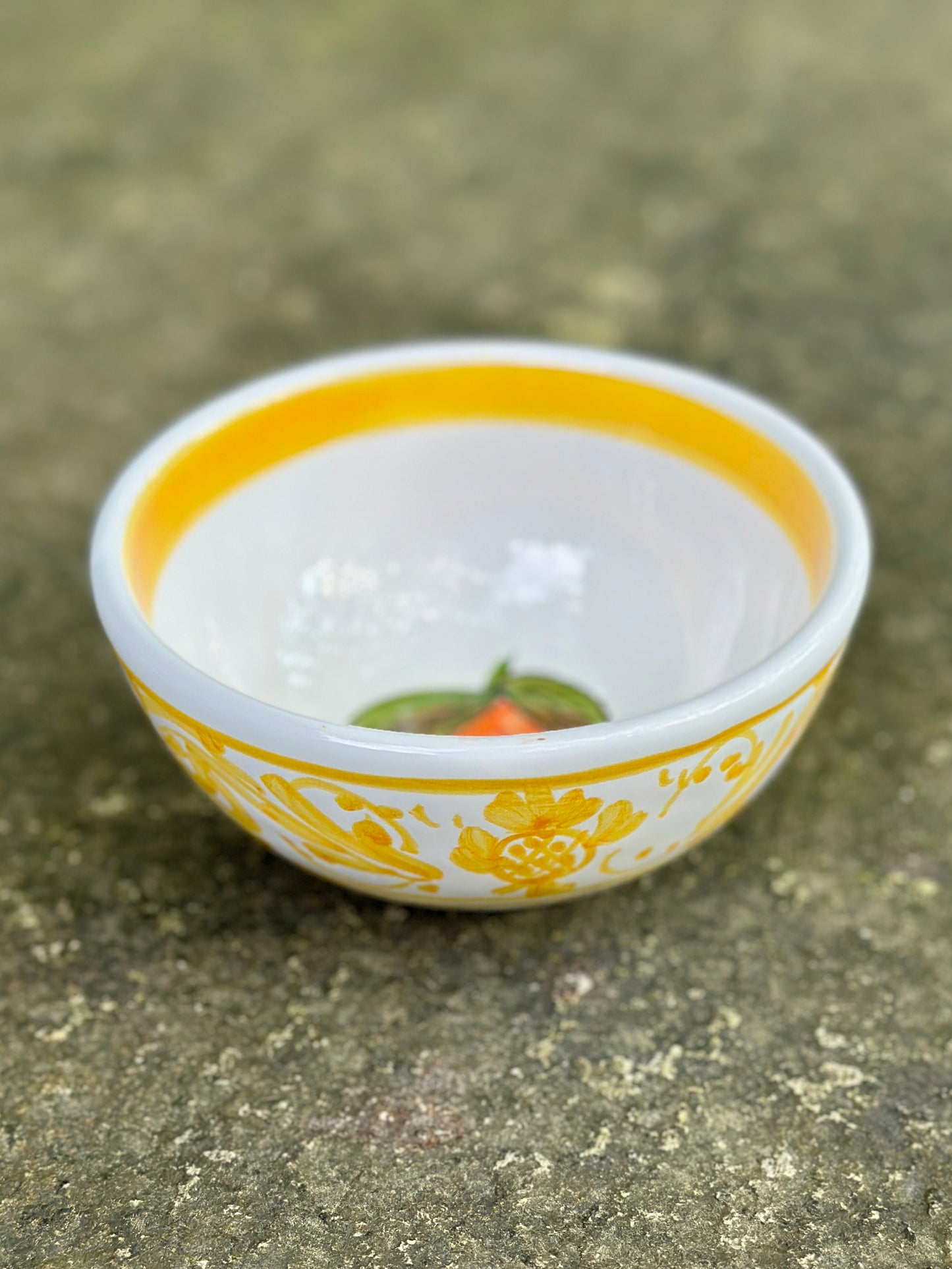 Kleine sizilianische Keramikschüssel, handbemalt mit gelben Ornamenten und Orangendekor