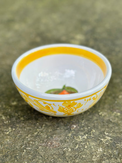 Kleine sizilianische Keramikschüssel, handbemalt mit gelben Ornamenten und Orangendekor