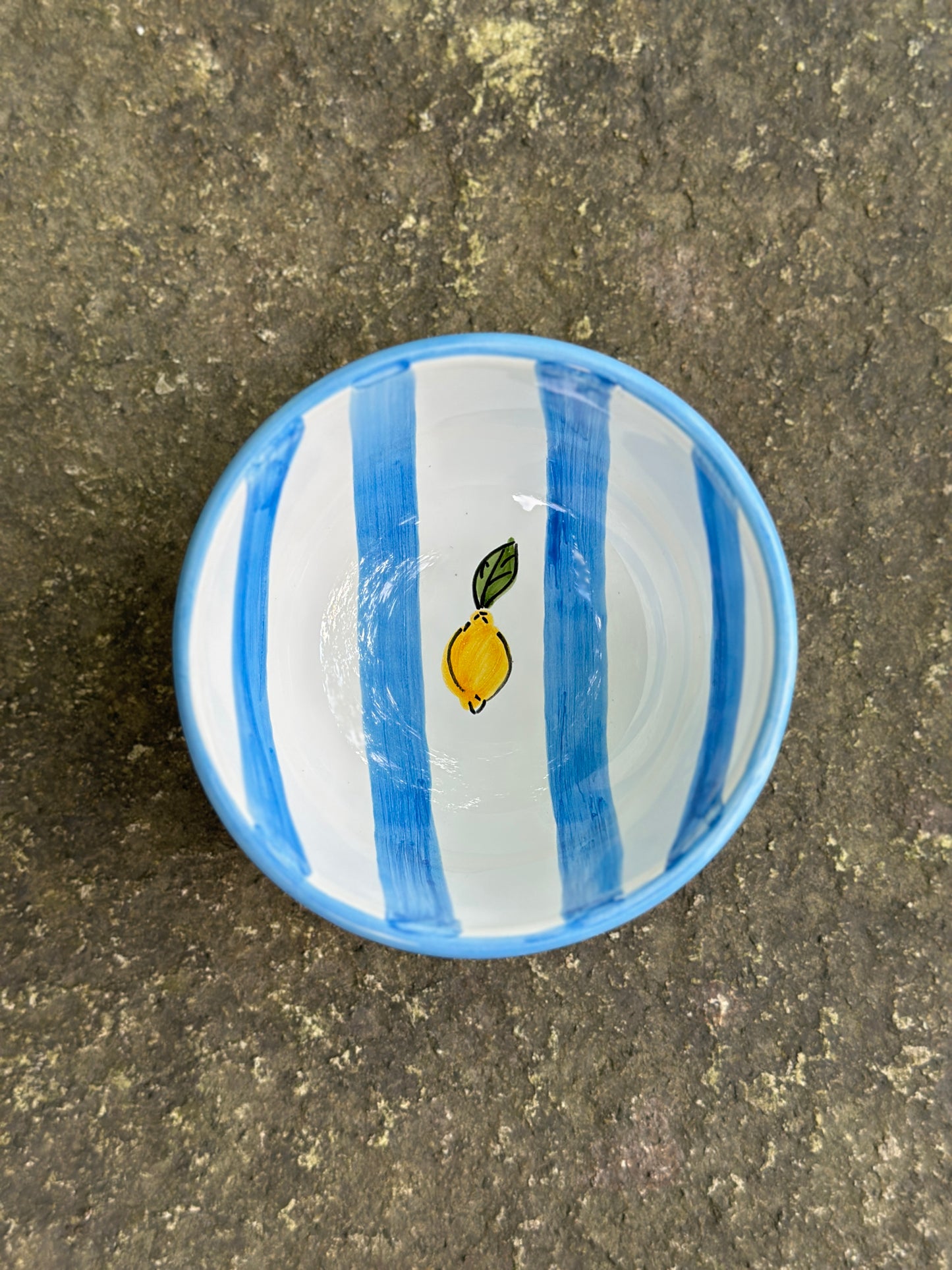 Kleine blau-weiss gestreifte handbemalte Keramikschüssel mit Zitronendekor