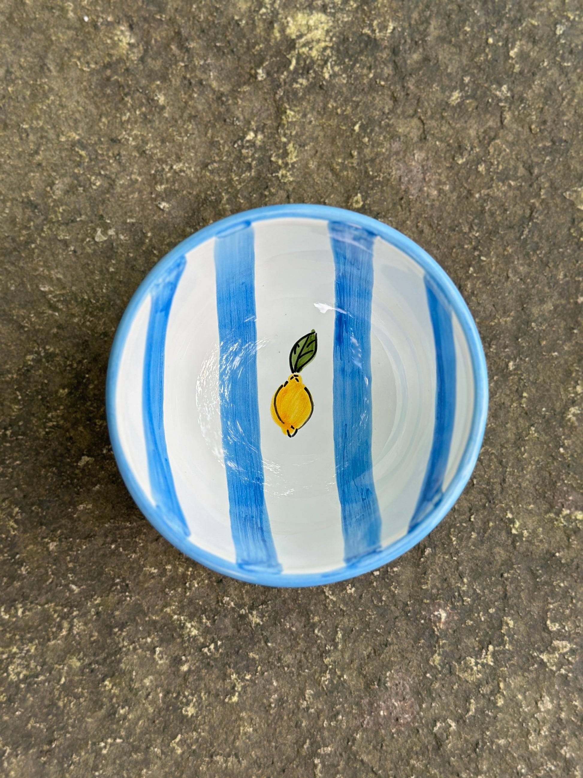Kleine blau-weiss gestreifte handbemalte Keramikschüssel mit Zitronendekor