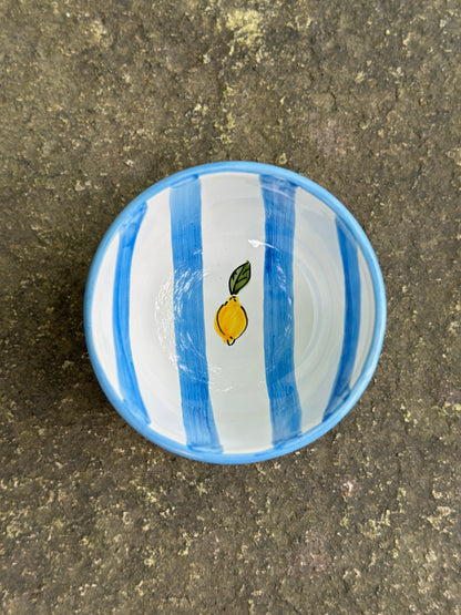 Kleine blau-weiss gestreifte handbemalte Keramikschüssel mit Zitronendekor