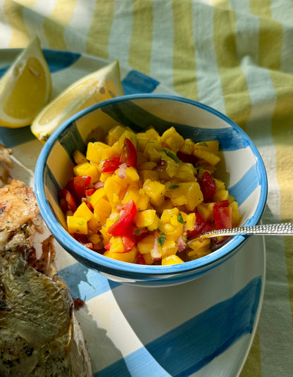 Blau-weiss gestreifte handbemalte kleine Keramikschüssel mit Mangosalsa