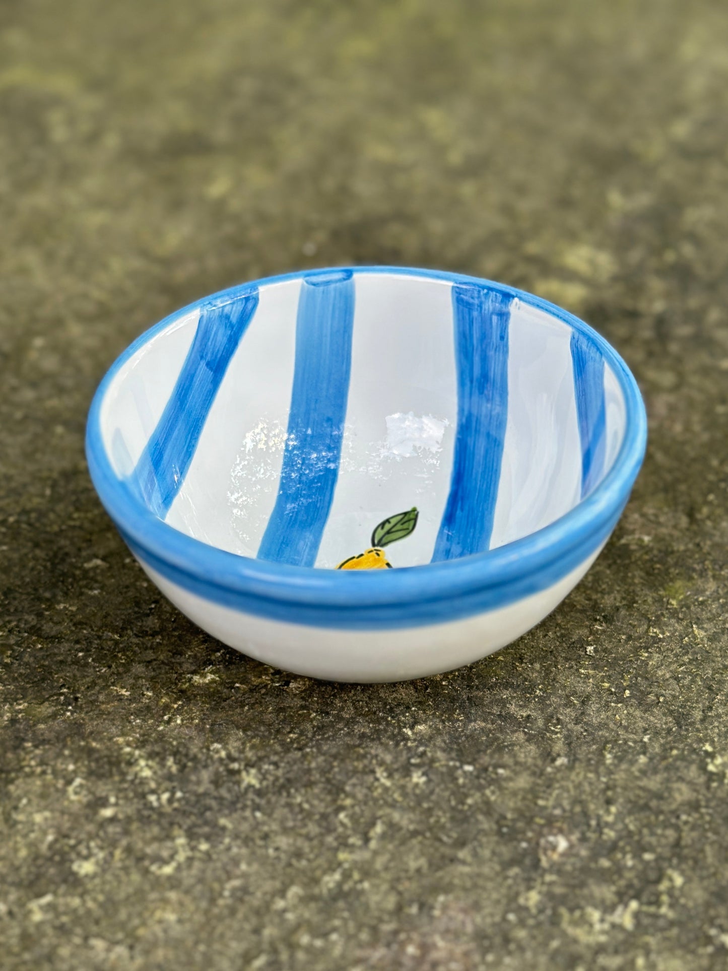 Handbemalte sizilianische Keramikschüssel mit blau-weissen Streifen, blauem Rand und Zitronendekor