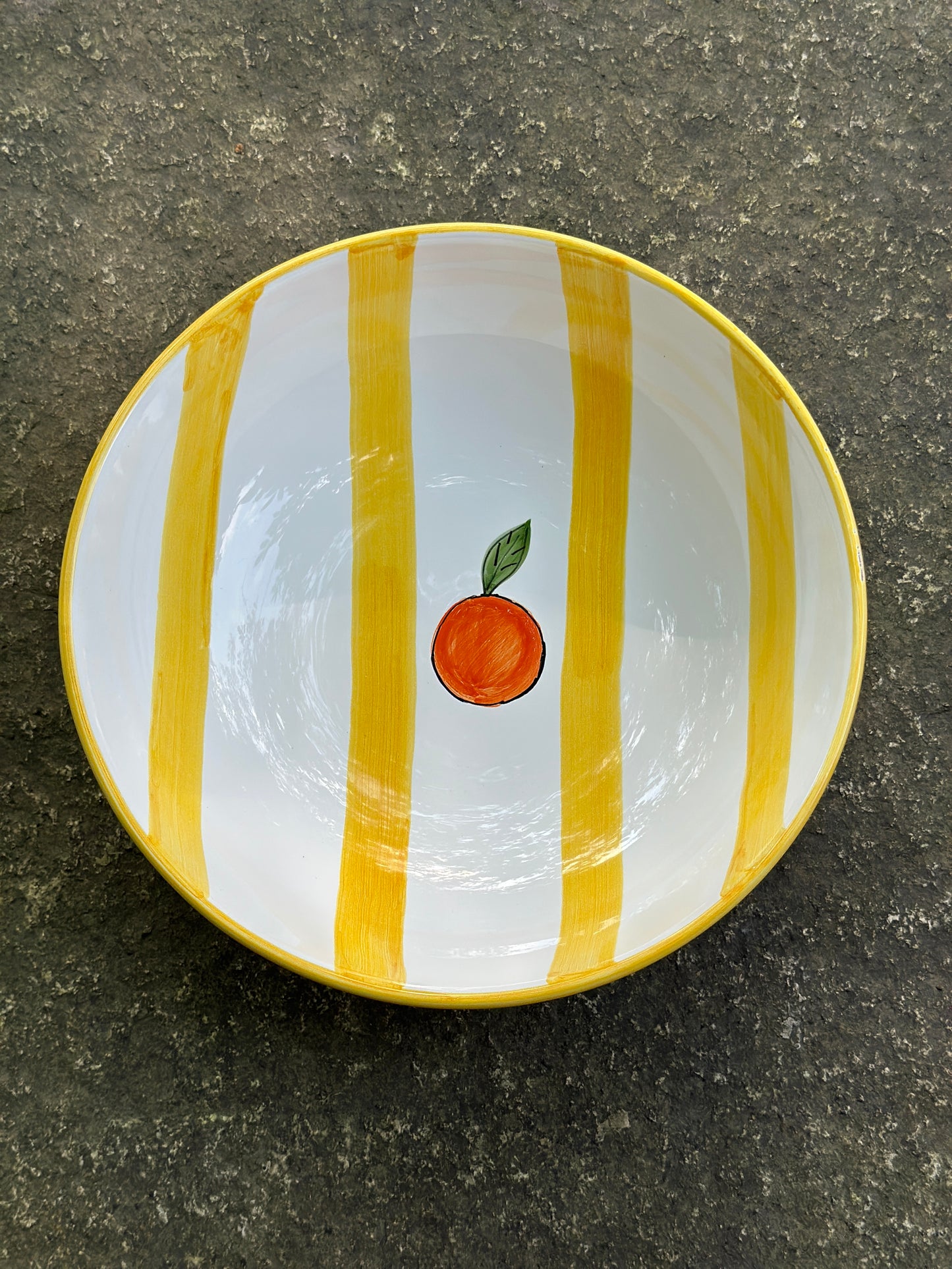 Gelb-weiss gestreifte Keramikschüssel mit Orangendekor, handbemalt aus Sizilien