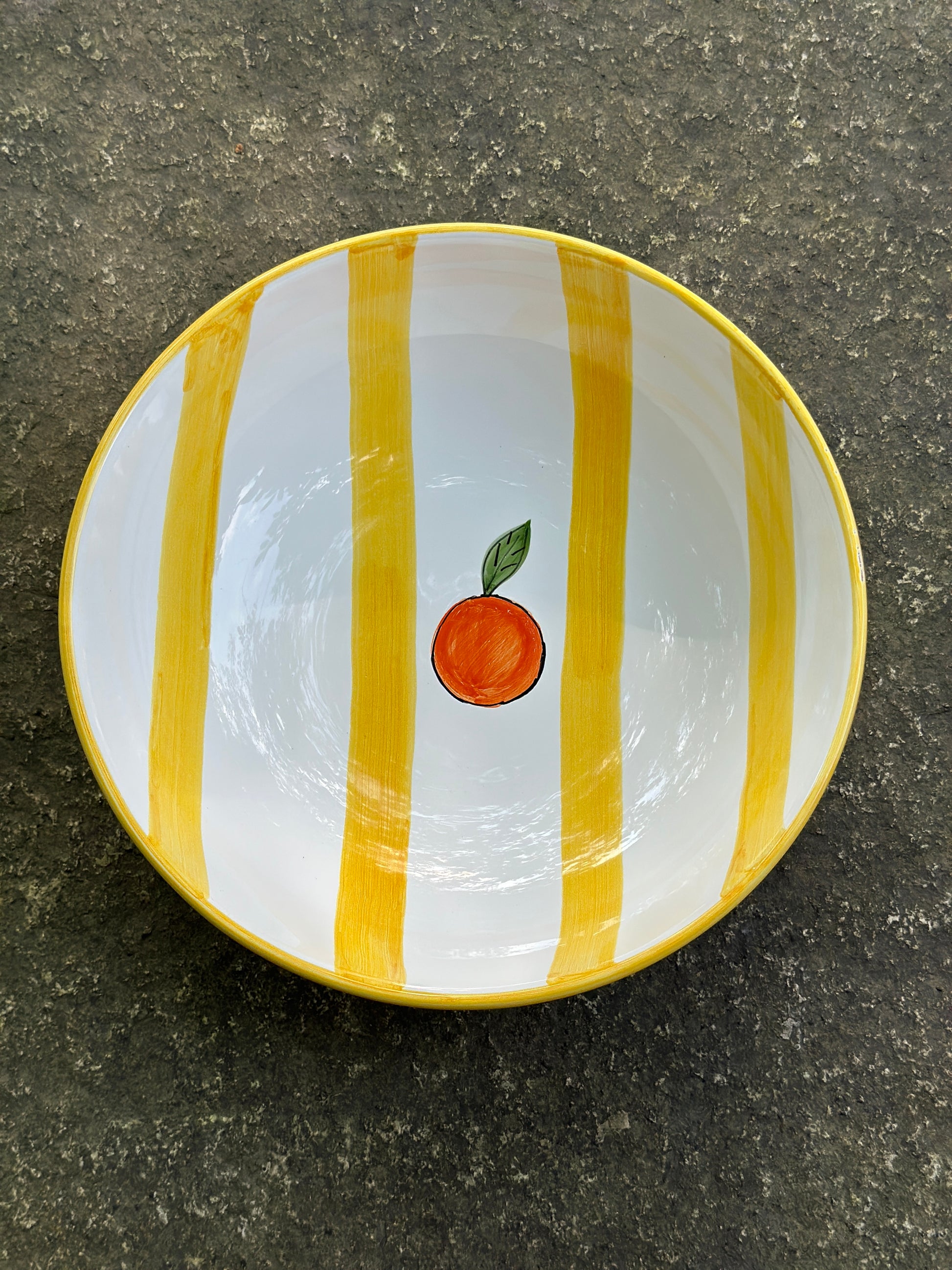 Gelb-weiss gestreifte Keramikschüssel mit Orangendekor, handbemalt aus Sizilien