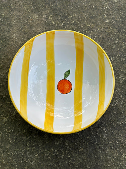 Gelb-weiss gestreifte Keramikschüssel mit Orangendekor, handbemalt aus Sizilien