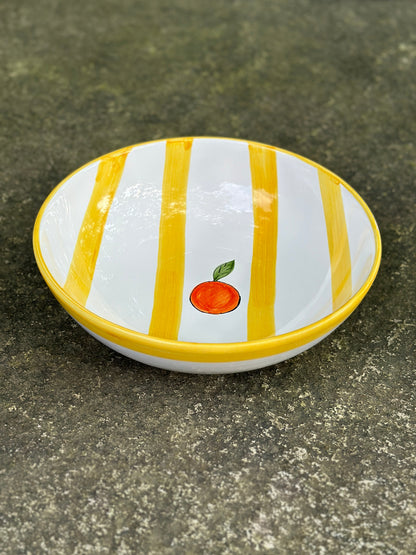 Handbemalte sizilianische Keramikschüssel mit gelb-weiss gestreiftem Muster und Orangendekor.