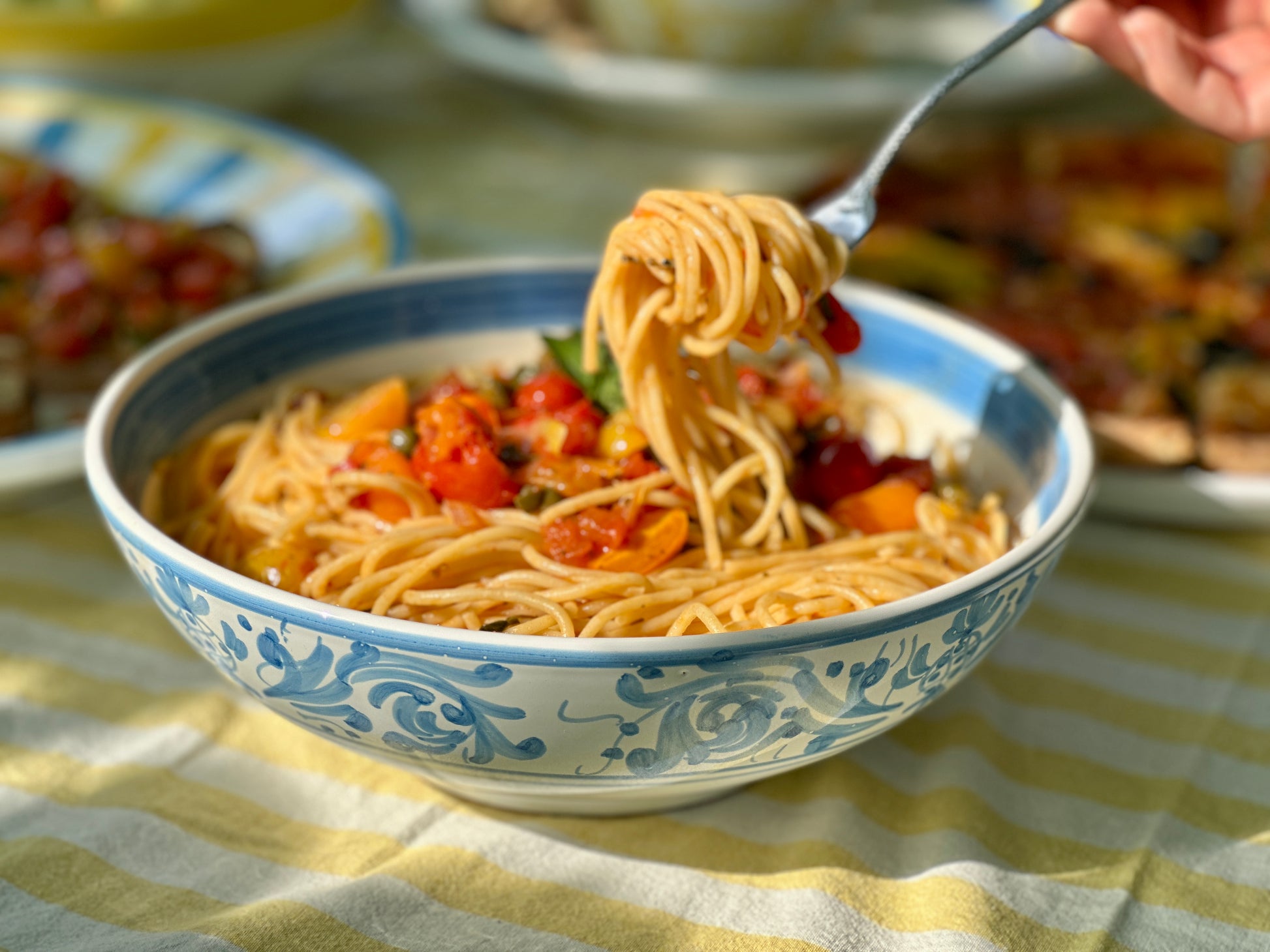 Handbemalte sizilianische blau-weisse Schüssel mit sommerlicher Pasta