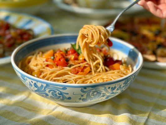 Handbemalte sizilianische blau-weisse Schüssel mit sommerlicher Pasta
