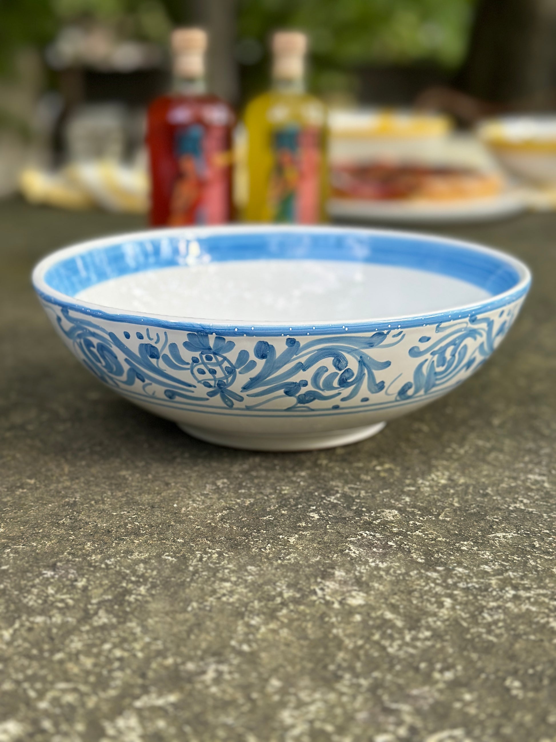 Handbemalte Keramikschüssel mit blauen Ornamenten