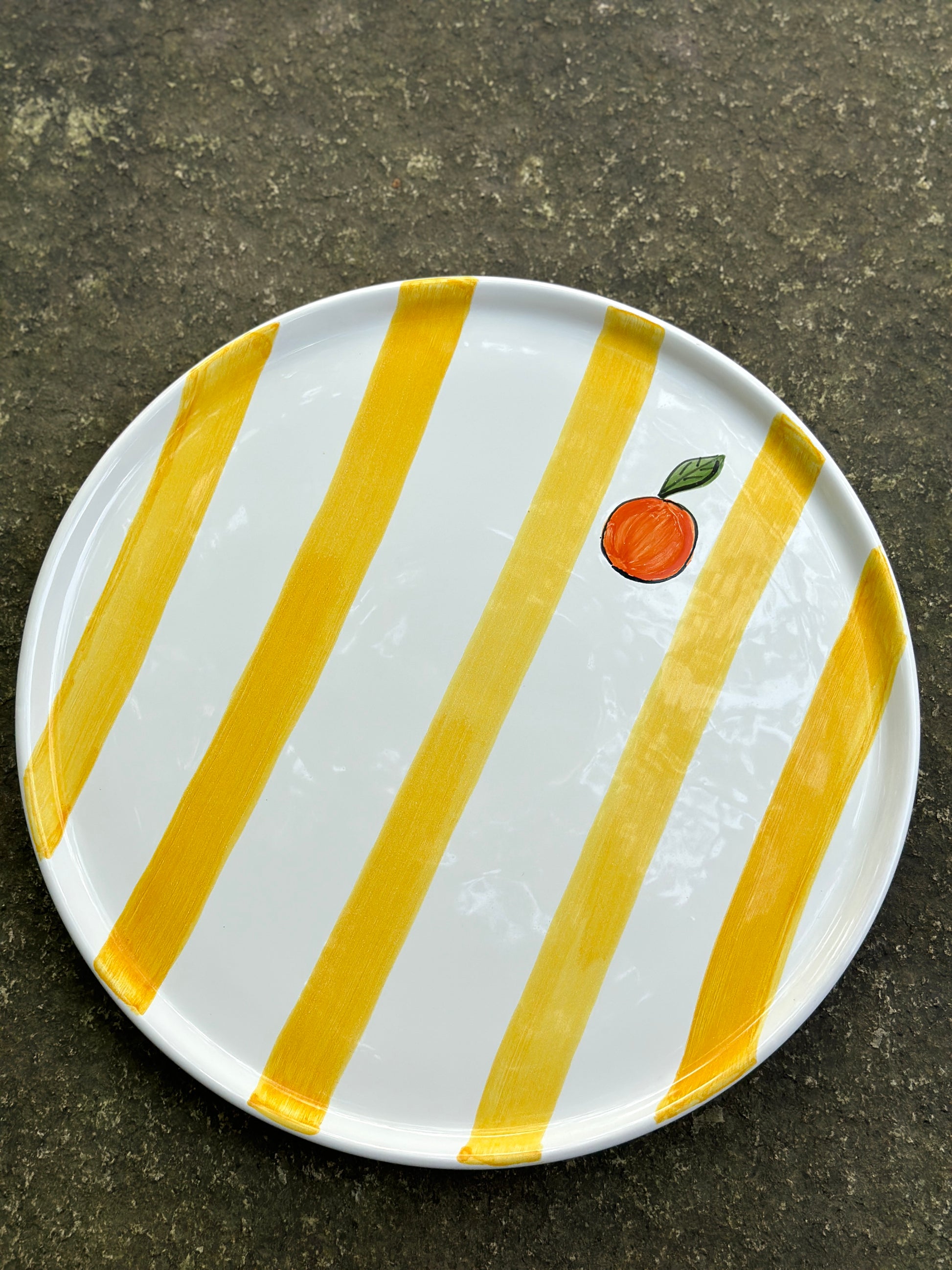 Handbemalte sizilianische Servierplatte mit Orangendekor und gelb-weissen Streifen
