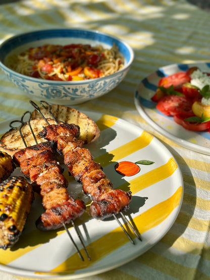 Grosse Servierplatte aus sizilianischer Keramik, gelb-weiss gestreift mit Orangendekor, sommerlicher Grillteller