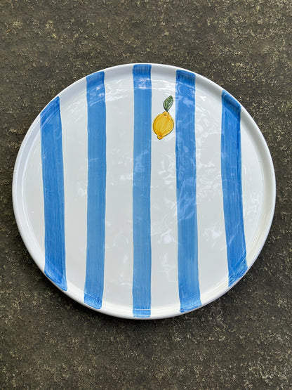 Grosse handbemalte Keramik Servierplatte, blau-weiss gestreift mit Zitronendekor