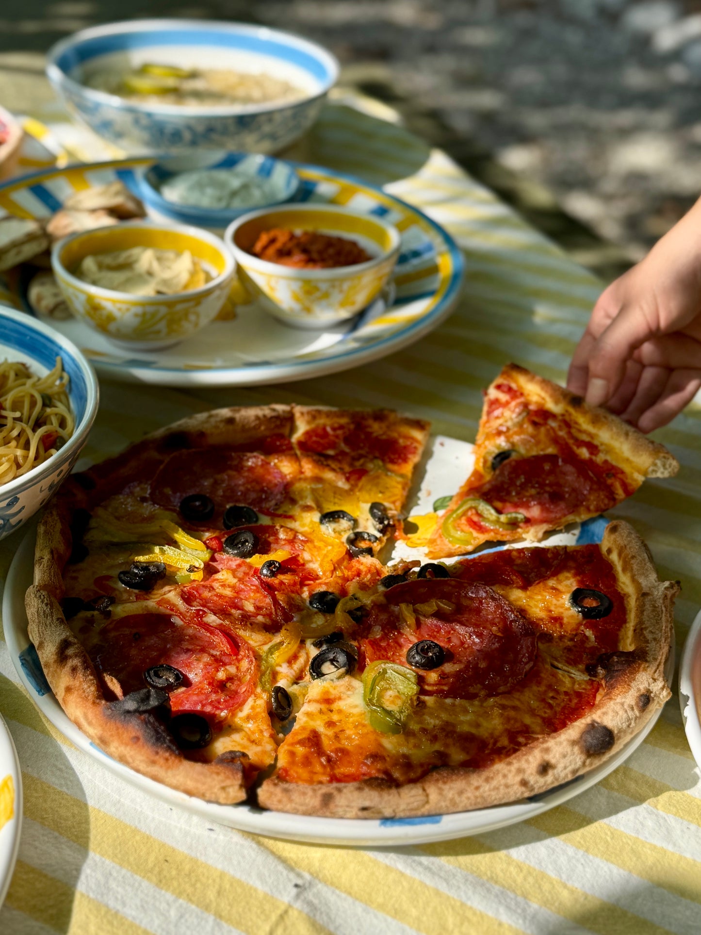 Grosser Pizzateller, blau-weiss gestreift mit Zitronendekor