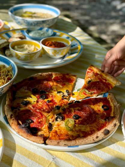 Grosser Pizzateller, blau-weiss gestreift mit Zitronendekor